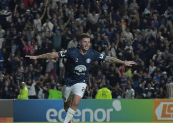 Racing se desinfló en Mendoza, se lo dieron vuelta y se aleja de la clasificación