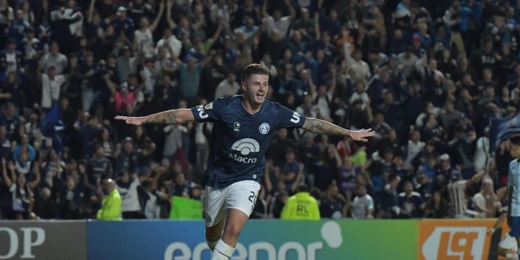 Racing se desinfló en Mendoza, se lo dieron vuelta y se aleja de la clasificación