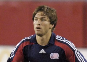 Tenía un gran futuro como futbolista, llegó a jugar en la Selección y se retiró para ser sacerdote