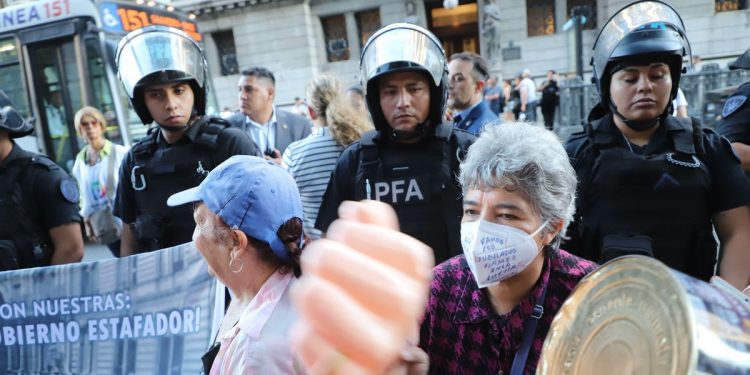Tensión en el Congreso: la Policía activó el protocolo antipiquetes durante la marcha de jubilados