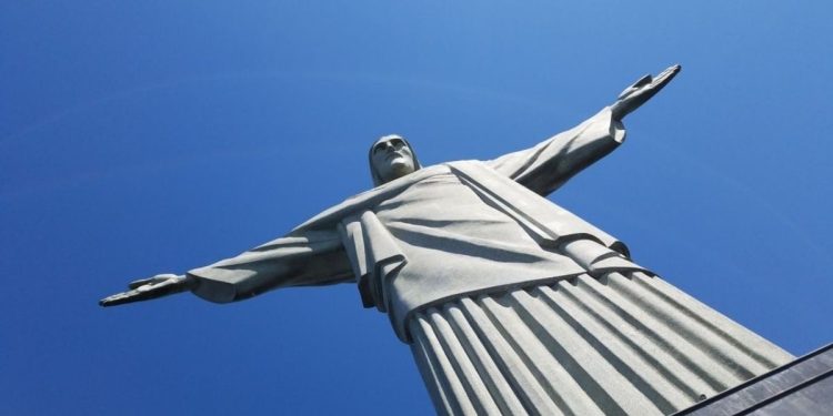 Tragedia en Brasil: un turista murió mientras subía las escaleras del Cristo Redentor