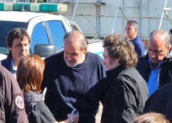 Tras la mega asistencia de Kicillof, Milei visitó Bahía Blanca y destinó fondos para mitigar la catástrofe