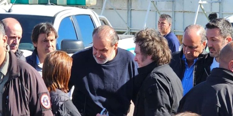 Tras la mega asistencia de Kicillof, Milei visitó Bahía Blanca y destinó fondos para mitigar la catástrofe