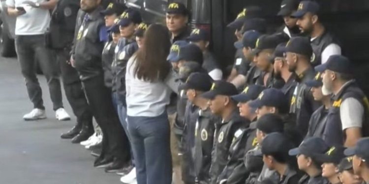 Victoria Villarruel salió a saludar a los policías en el megaoperativo frente al Congreso