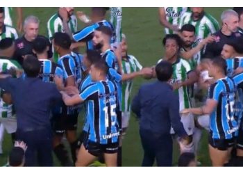 Video: Gustavo Quinteros se descontroló y le pegó a un jugador rival en Brasil