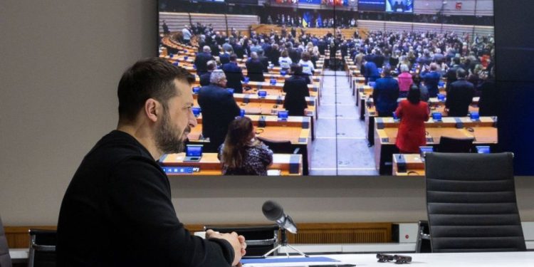 Volodimír Zelenski propuso una tregua aérea y marítima con Rusia, que la tildó de “absolutamente inaceptable”