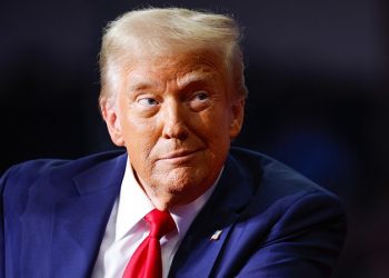 Trump dice que muchos países le “besan el trasero” y suplican negociar los aranceles