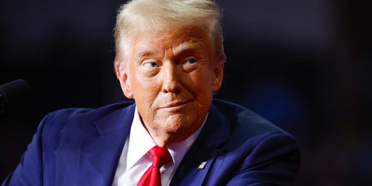 Trump dice que muchos países le “besan el trasero” y suplican negociar los aranceles