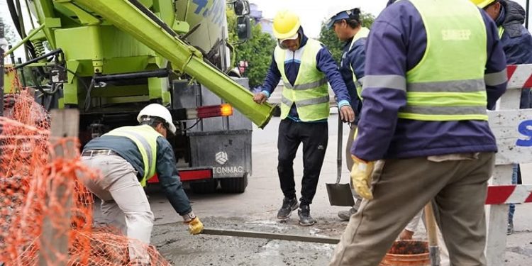 El municipio avanza con el plan de bacheo en arterias claves