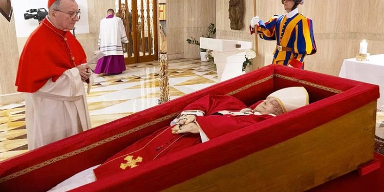 El Vaticano difundió las primeras imágenes del féretro del papa Francisco