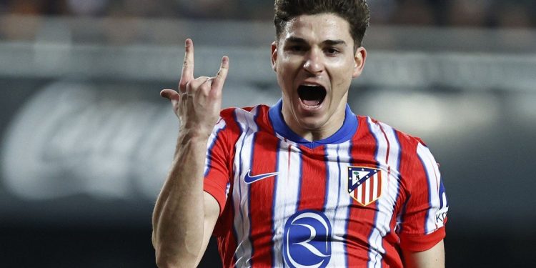 Agónico triunfo del Atlético de Madrid ante el Sevilla con gol de Julián Álvarez