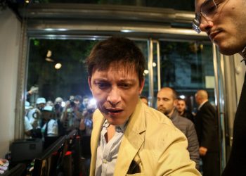 Amplio repudio por la actitud amenazante de Santiago Caputo contra un fotógrafo de Tiempo