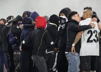 Conmoción en el partido de Colo Colo: dos muertos, avalancha e invasión