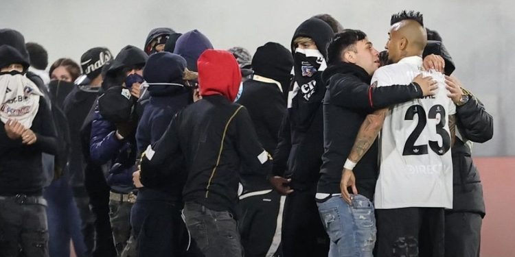 Conmoción en el partido de Colo Colo: dos muertos, avalancha e invasión