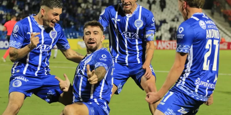 Copa Sudamericana: Godoy Cruz reaccionó dos veces, sumó un punto y es líder