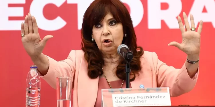 Cristina Kirchner criticó el plan económico del Gobierno: “A la mayoría de los argentinos no le alcanza la guita para nada”