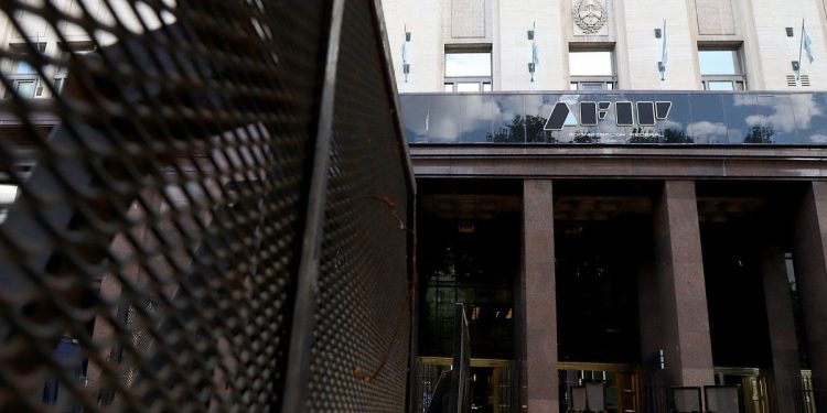 Desguace de ARCA: se desprende de casi 3 mil empleados a un costo de $100 millones promedio por cada uno