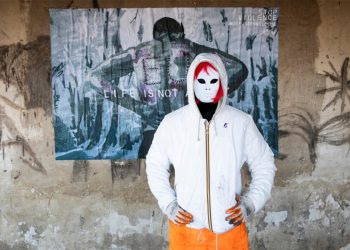 El mural que cuestiona la lista de invitados derechosos al funeral de Francisco