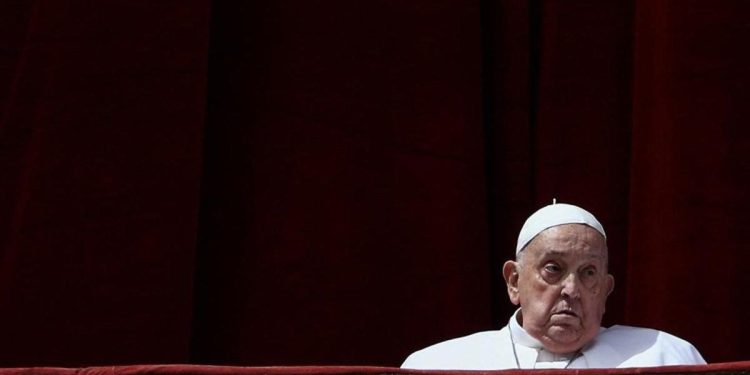 El papa Francisco participó de la misa de Pascuas en el Vaticano y denunció el rearme global