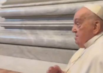 El papa Francisco reapareció en silla de ruedas en la Basílica de San Pedro
