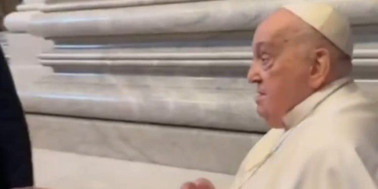 El papa Francisco reapareció en silla de ruedas en la Basílica de San Pedro