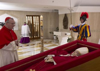 El Vaticano publicó las primeras imágenes del papa Francisco en su féretro