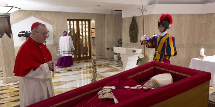 El Vaticano publicó las primeras imágenes del papa Francisco en su féretro