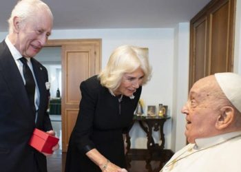 El Vaticano publicó una imagen del papa Francisco sin cánulas de oxígeno en un encuentro con el rey Carlos III y Camila