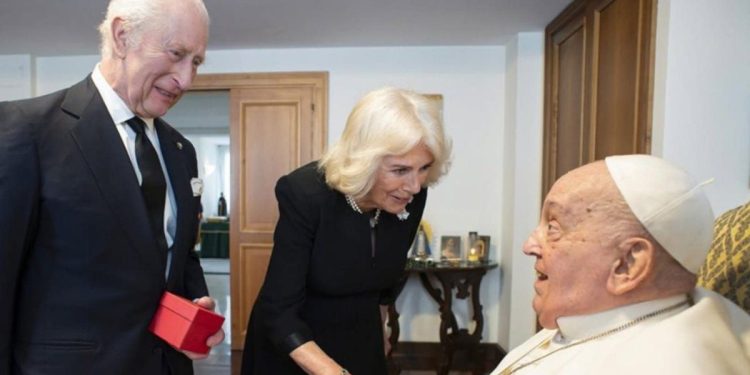 El Vaticano publicó una imagen del papa Francisco sin cánulas de oxígeno en un encuentro con el rey Carlos III y Camila