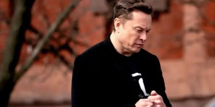 Elon Musk profundizó la tensión dentro de la Casa Blanca y tildó de “imbécil” a un asesor de Donald Trump