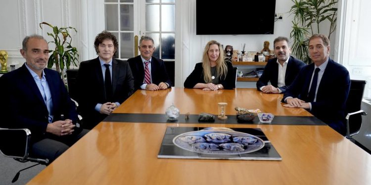 En el Gobierno fantasean con una alianza con el PRO, pero sin Macri