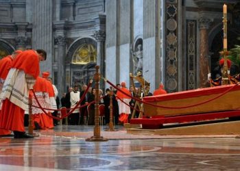 En la primera jornada del velatorio, 20.000 fieles de todo el mundo despidieron al papa Francisco