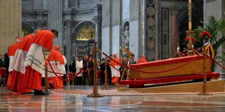 En la primera jornada del velatorio, 20.000 fieles de todo el mundo despidieron al papa Francisco