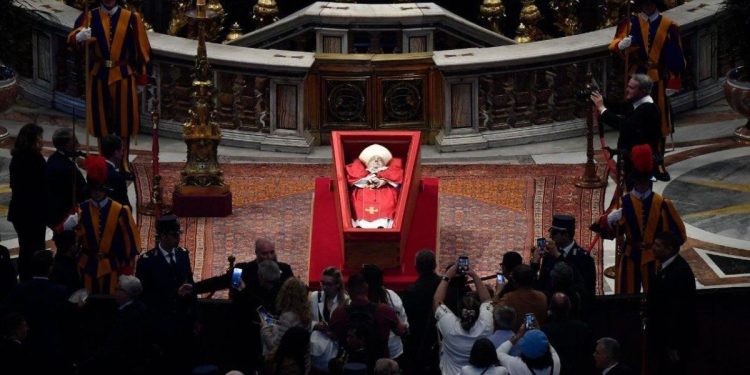 EN VIVO: la basílica de San Pedro abrió sus puertas para el último día del adiós al papa Francisco