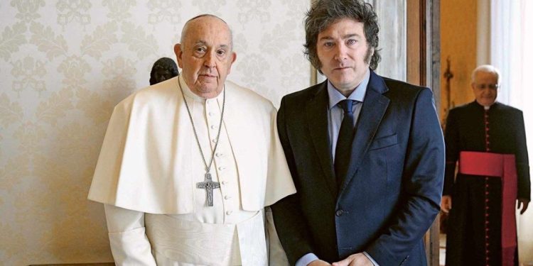 Javier Milei y su comitiva viajan a Roma para despedir al papa Francisco