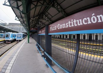 La respuesta de los trabajadores ferroviarios a Adorni por los mensajes en las estaciones: «Ponete a laburar»