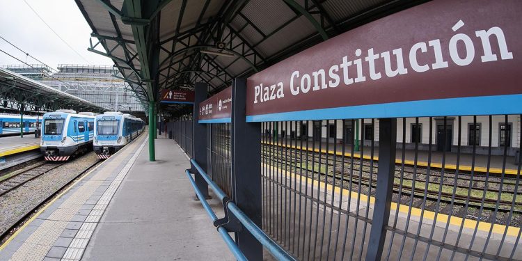 La respuesta de los trabajadores ferroviarios a Adorni por los mensajes en las estaciones: «Ponete a laburar»