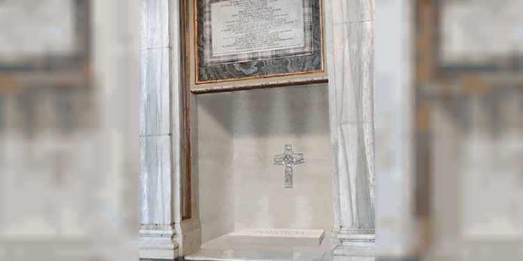 La tumba del Papa: “Sencilla, sin decoración particular y con la única inscripción: Franciscus”