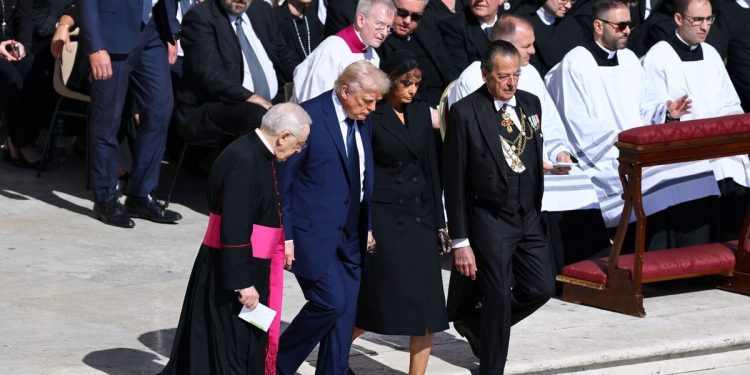 Líderes y personalidades mundiales asisten al funeral del papa Francisco en la Plaza de San Pedro