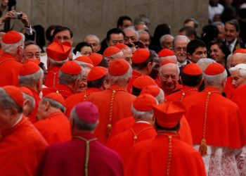 Los cardenales que elegirán al nuevo Papa rindieron homenaje a Francisco en la basílica de Santa María la Mayor