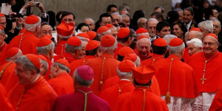 Los cardenales que elegirán al nuevo Papa rindieron homenaje a Francisco en la basílica de Santa María la Mayor