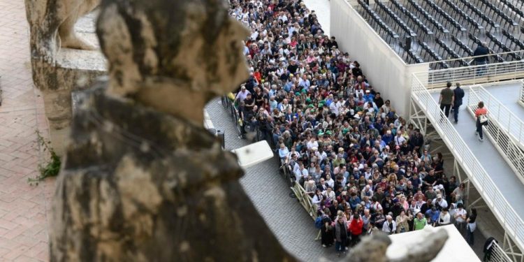 Más de 250 mil fieles le dieron el último adiós al papa Francisco