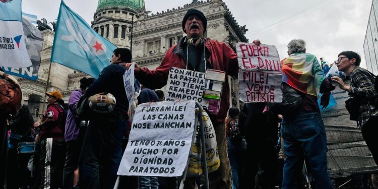 Masivo respaldo de trabajadores a la marcha de los jubilados al Congreso