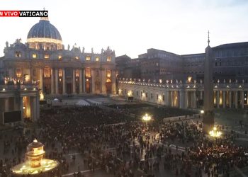 Miles de personas atestan Plaza San Pedro para despedir a Francisco