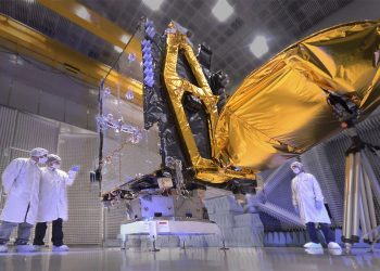 Motosierra hasta en el espacio: sin inversión en Arsat