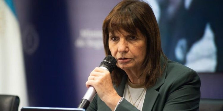 Patricia Bullrich minimizó las críticas por el retraso en el Vaticano y destacó que “fue una comitiva austera”