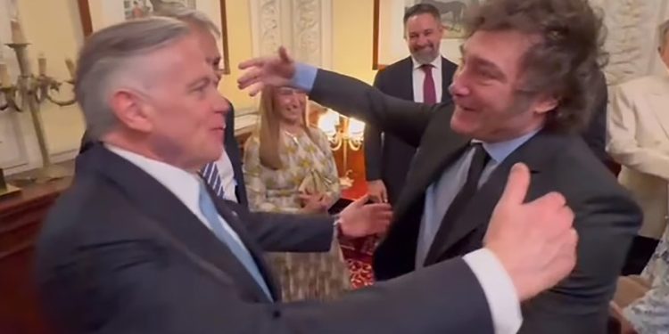 Pese al duelo por el papa Francisco, Milei participará de una condecoración a Jesús Huerta de Soto