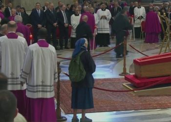 Quién es la religiosa que desafió el protocolo para orar junto al papa Francisco en la Basílica de San Pedro