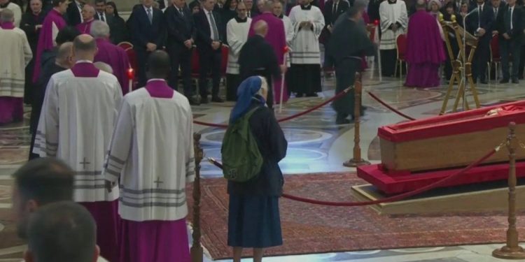Quién es la religiosa que desafió el protocolo para orar junto al papa Francisco en la Basílica de San Pedro