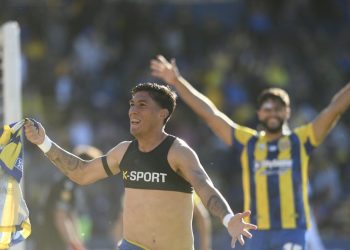 Sobre el final, Rosario Central le dio vuelta el partido a Vélez y es uno de los líderes